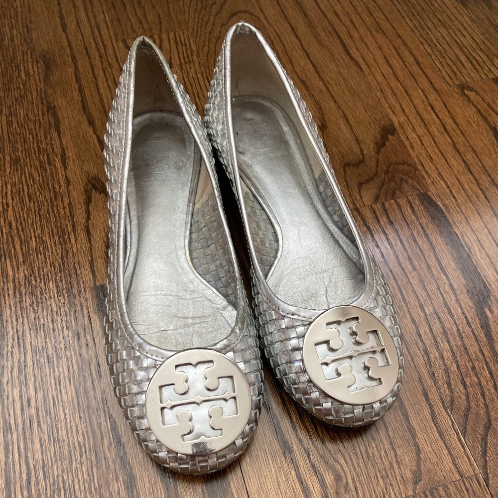 TORY BURCH silver woven leather flats size 6
